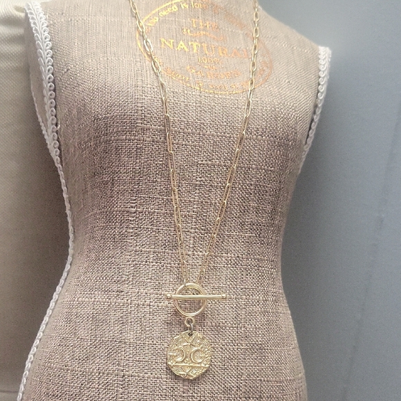 Necklace 🌙 - Picture 2 of 3